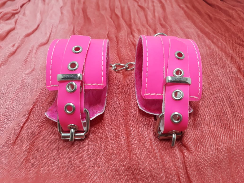 WhatsApp Image 2020-08-06 at 8.41.01 PM (1) esposas de ecocuero fucsia con peluche fucsia