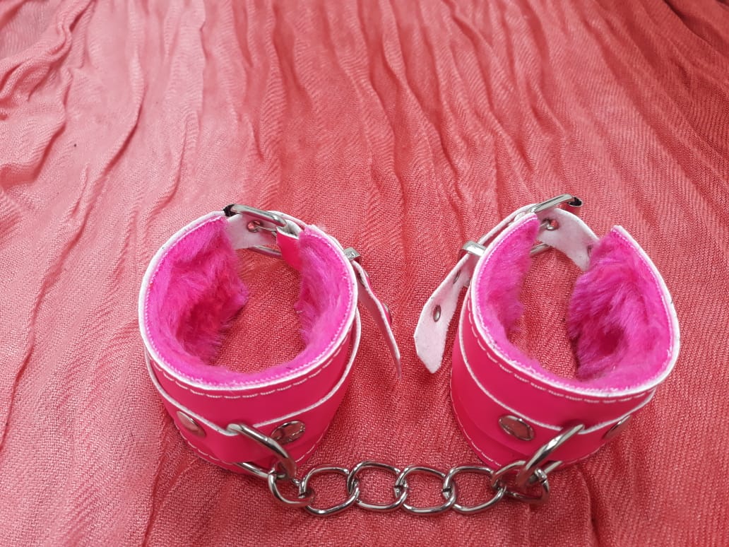 WhatsApp Image 2020-08-06 at 8.41.02 PM (1) Esposas de ecocuero fucsia con peluche fucsia - Imagen 2