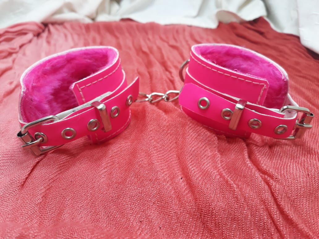 WhatsApp Image 2020-08-06 at 8.41.02 PM Esposas de ecocuero fucsia con peluche fucsia - Imagen 3