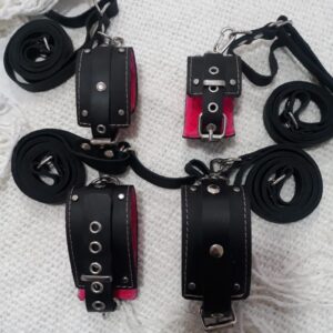 amarre cama cuero negro fucsia