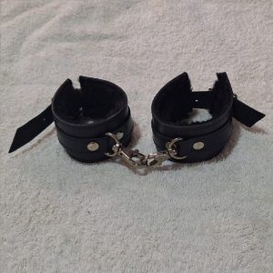 Esposas Ecocuero-Plush c/mosquetón - Negra